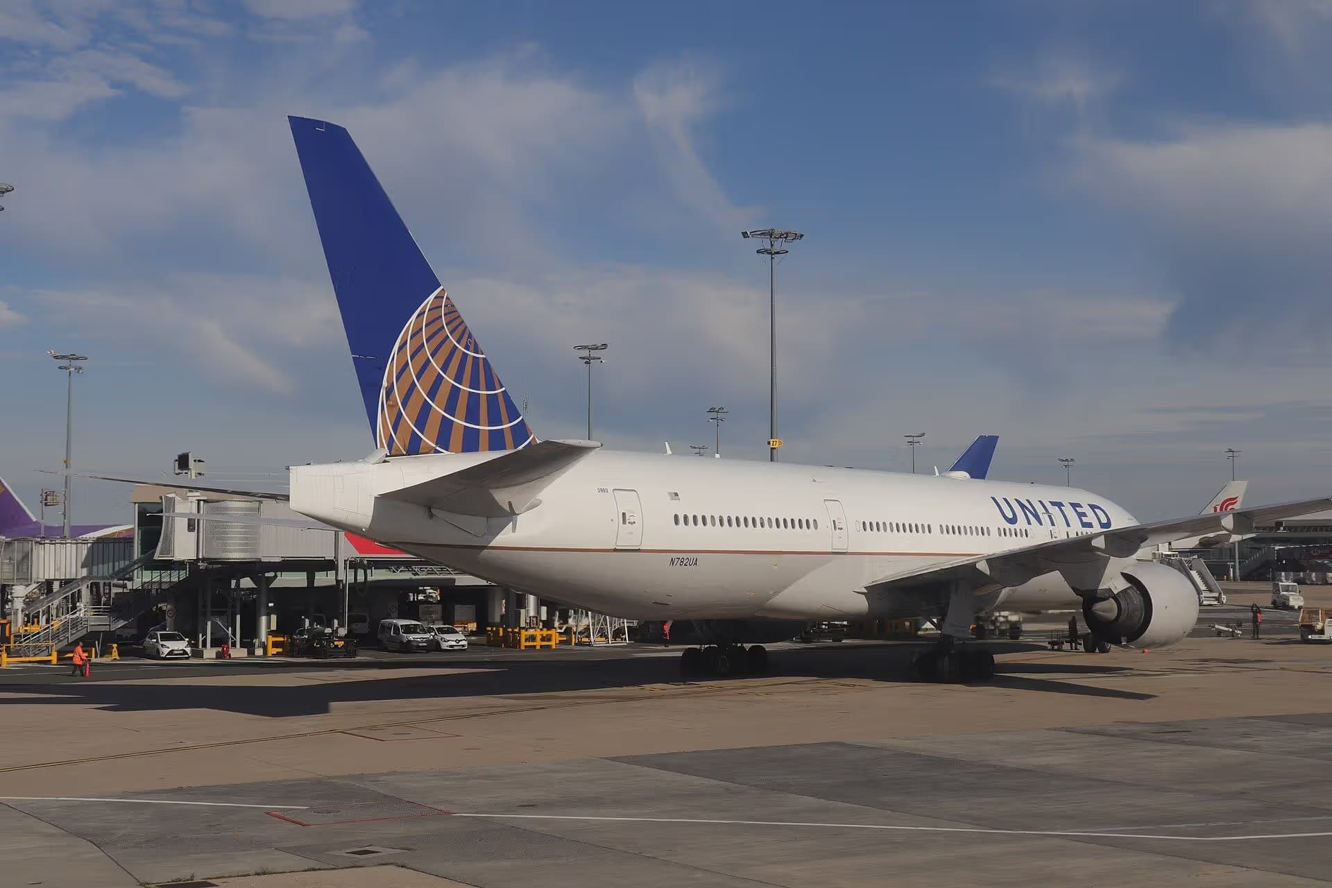 N782UA — Twin-engine aircraft