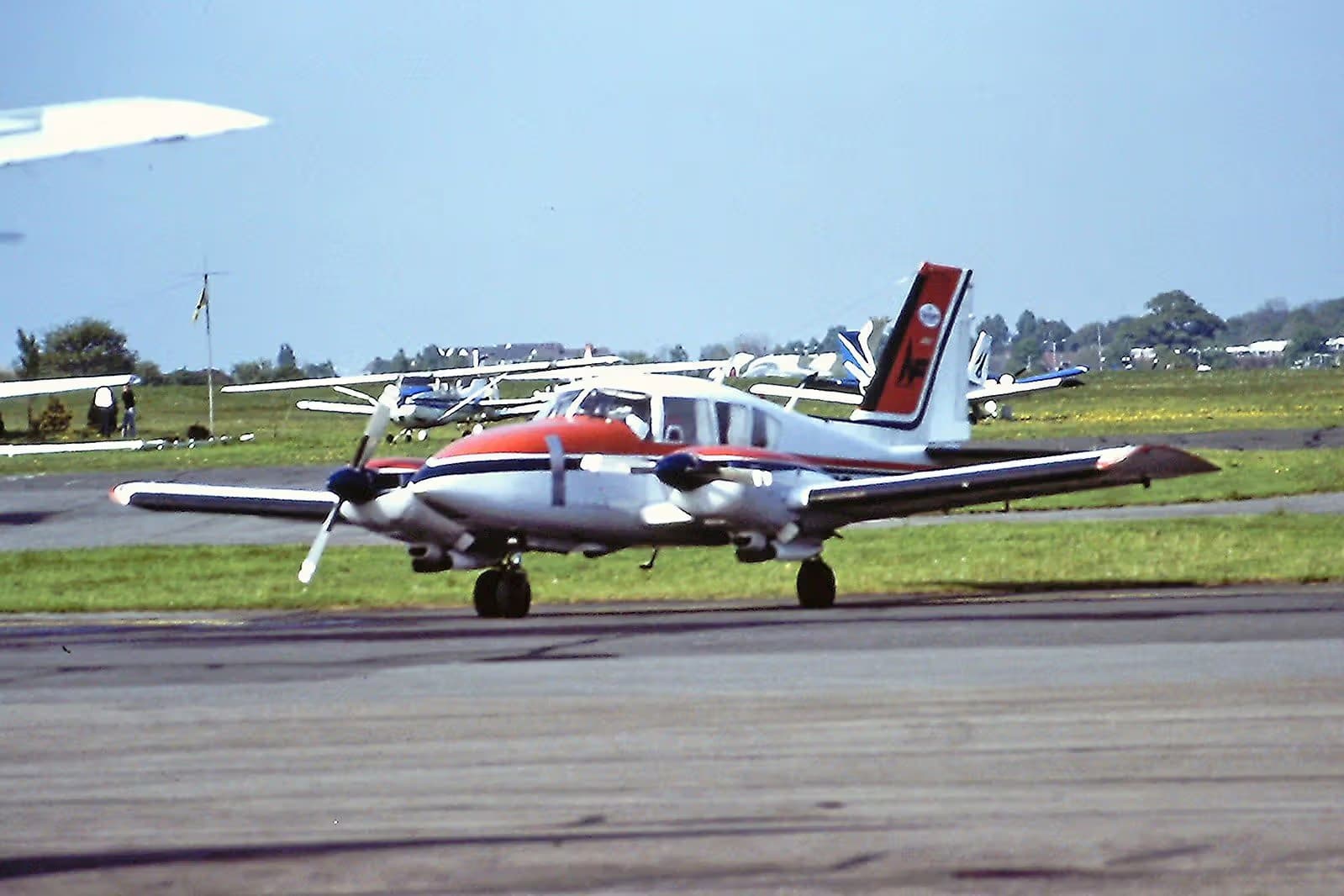 OY-DZZ — Twin-engine aircraft