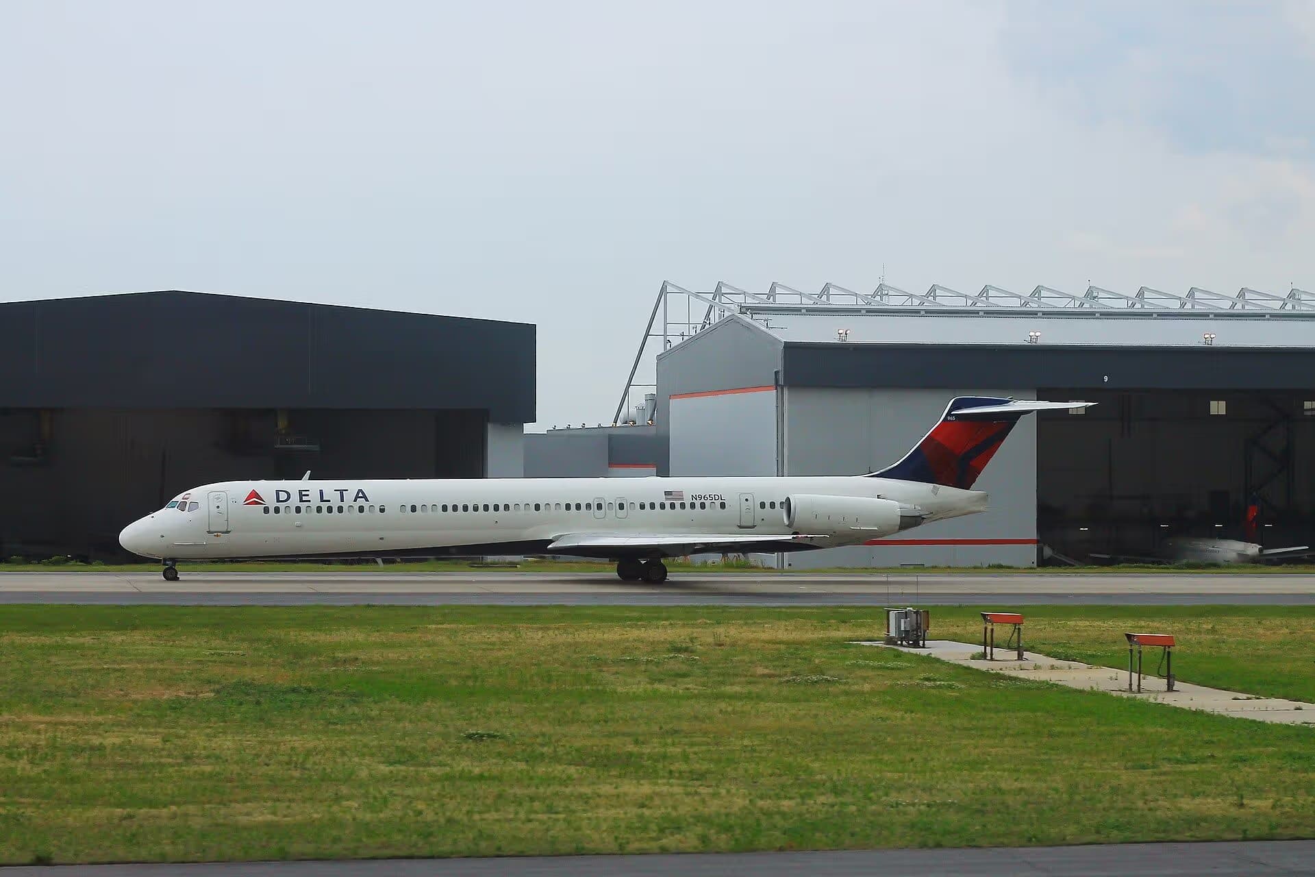 N965DL — Twin-engine aircraft