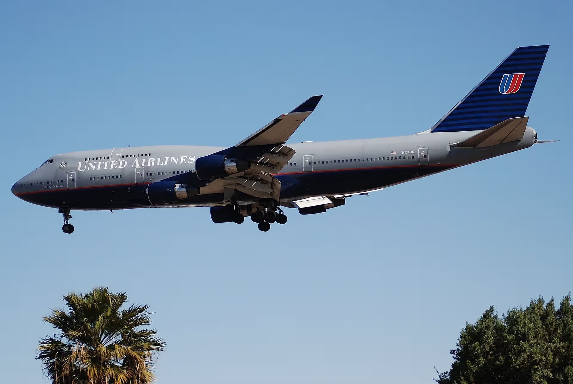 N104UA — Boeing