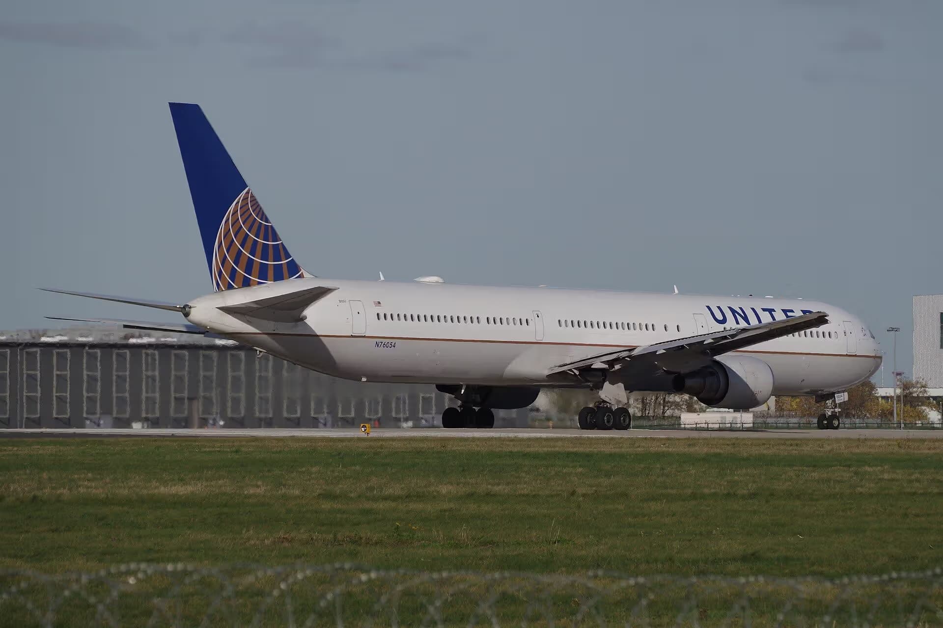 N76054 — Twin-engine aircraft