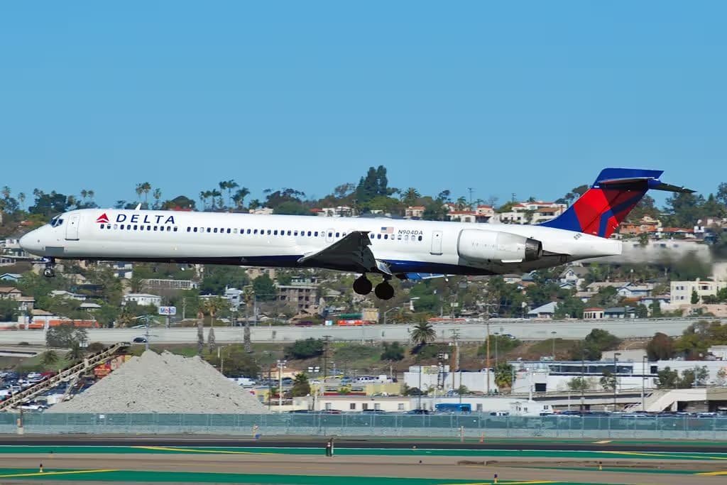 N904DA — Twin-engine aircraft