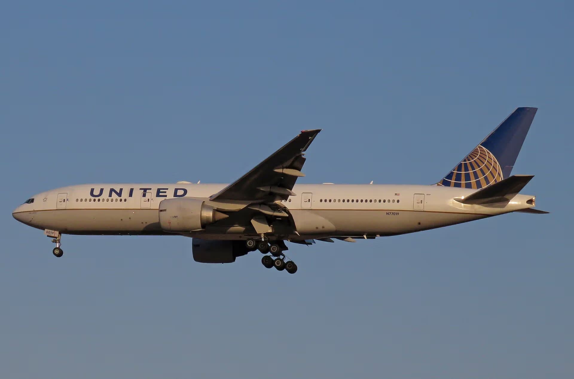N77019 — Twin-engine aircraft
