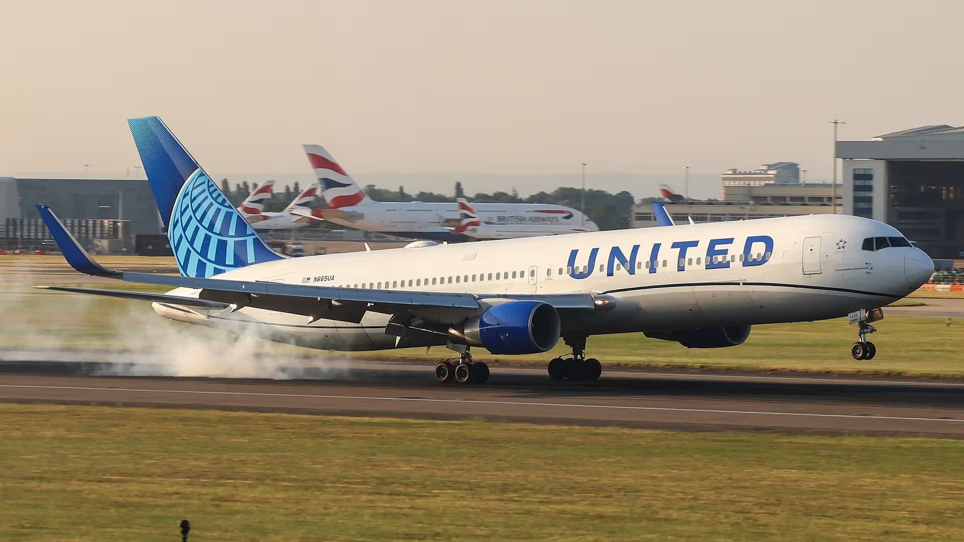 N665UA — Twin-engine aircraft