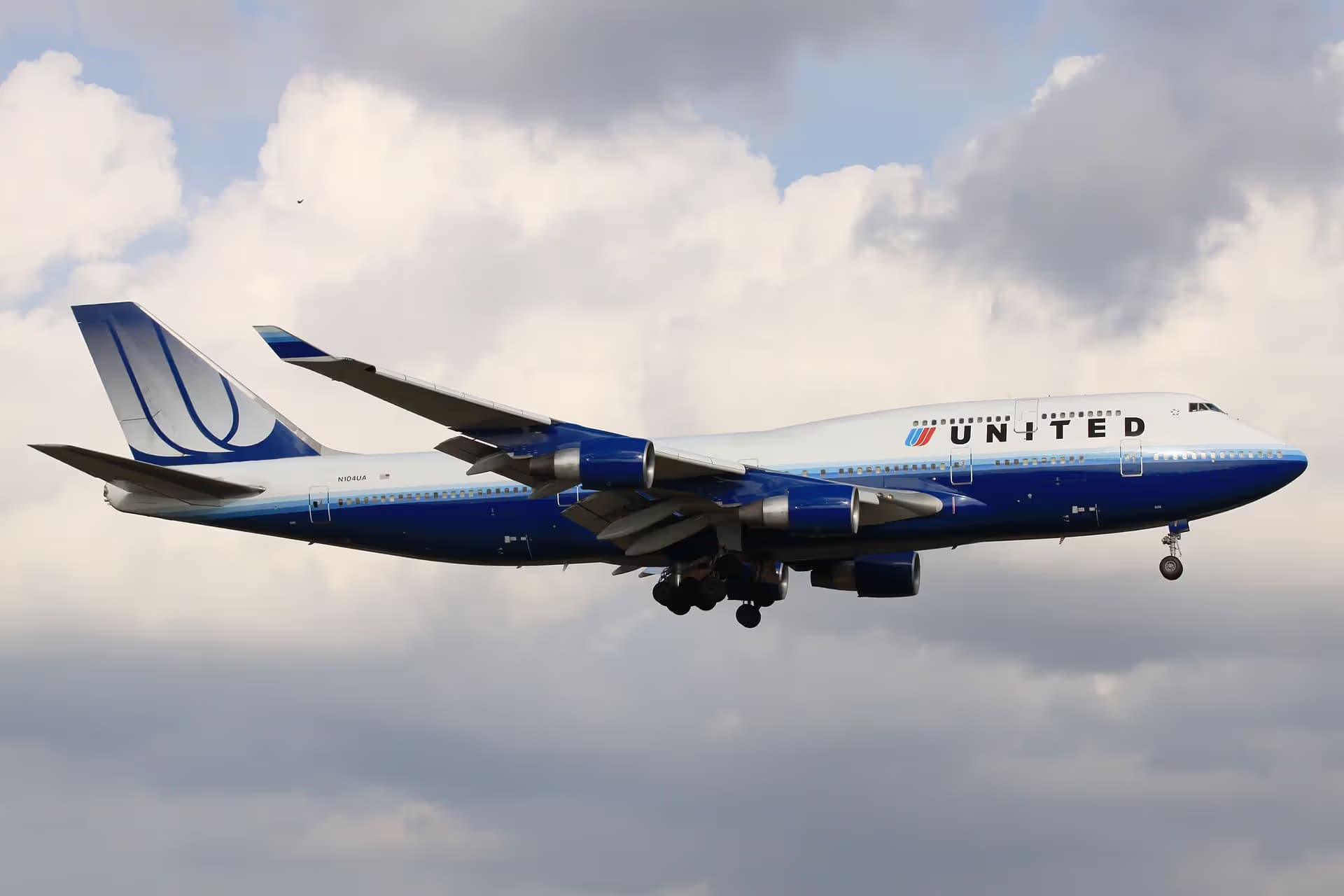 N104UA — Boeing