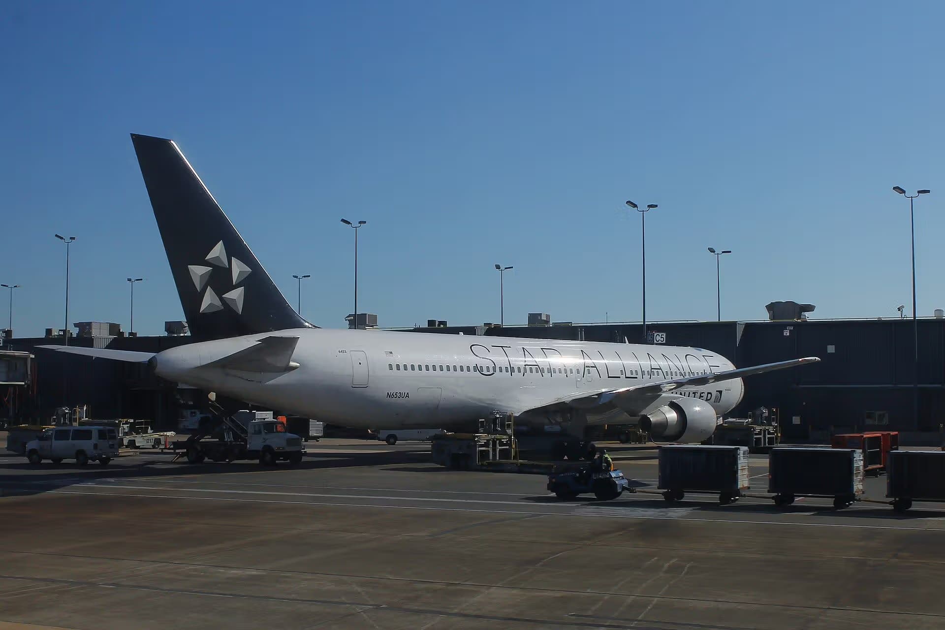 N653UA — Twin-engine aircraft
