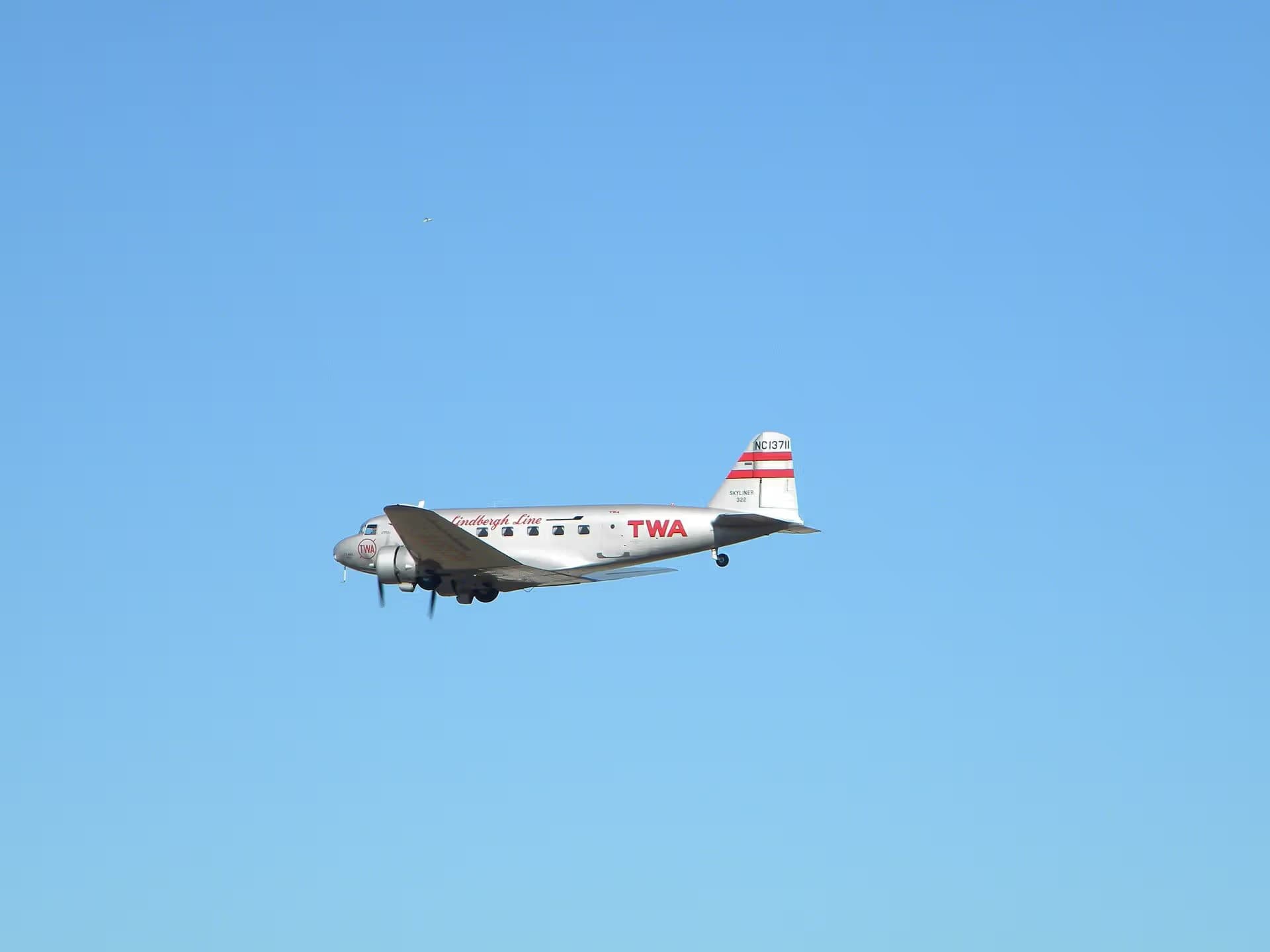 Unidentified — Twin-engine aircraft
