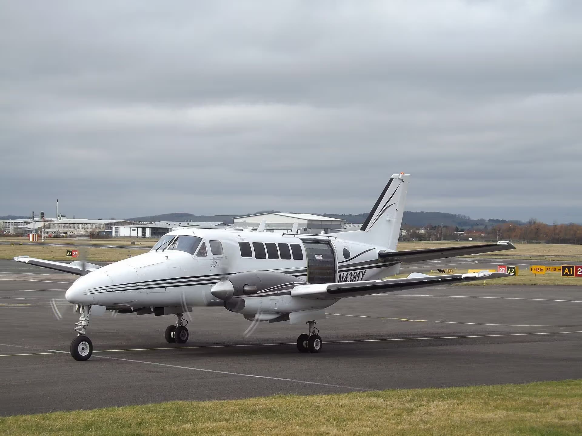 N4381Y — Twin-engine aircraft