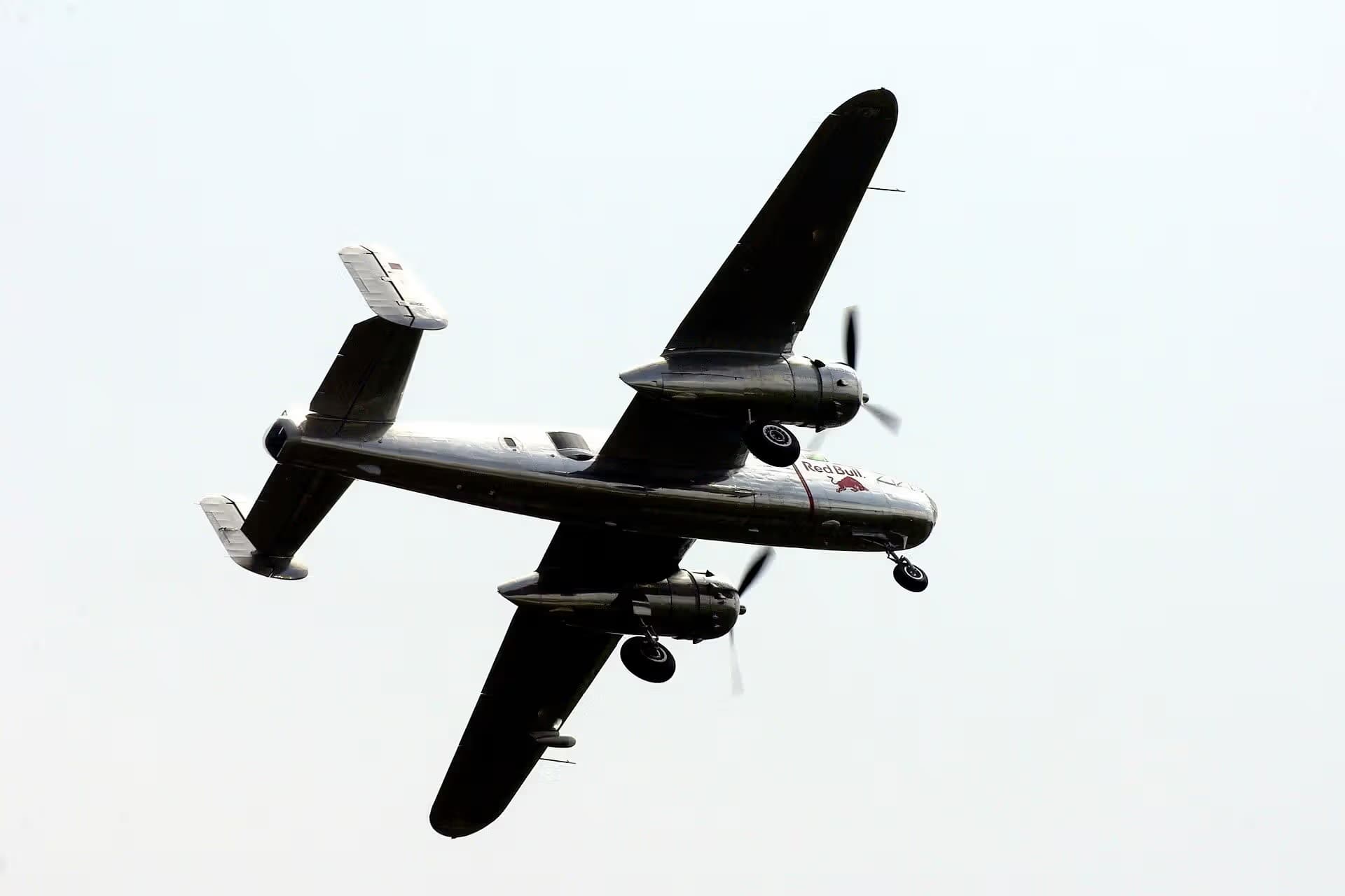 N6123C — Twin-engine aircraft