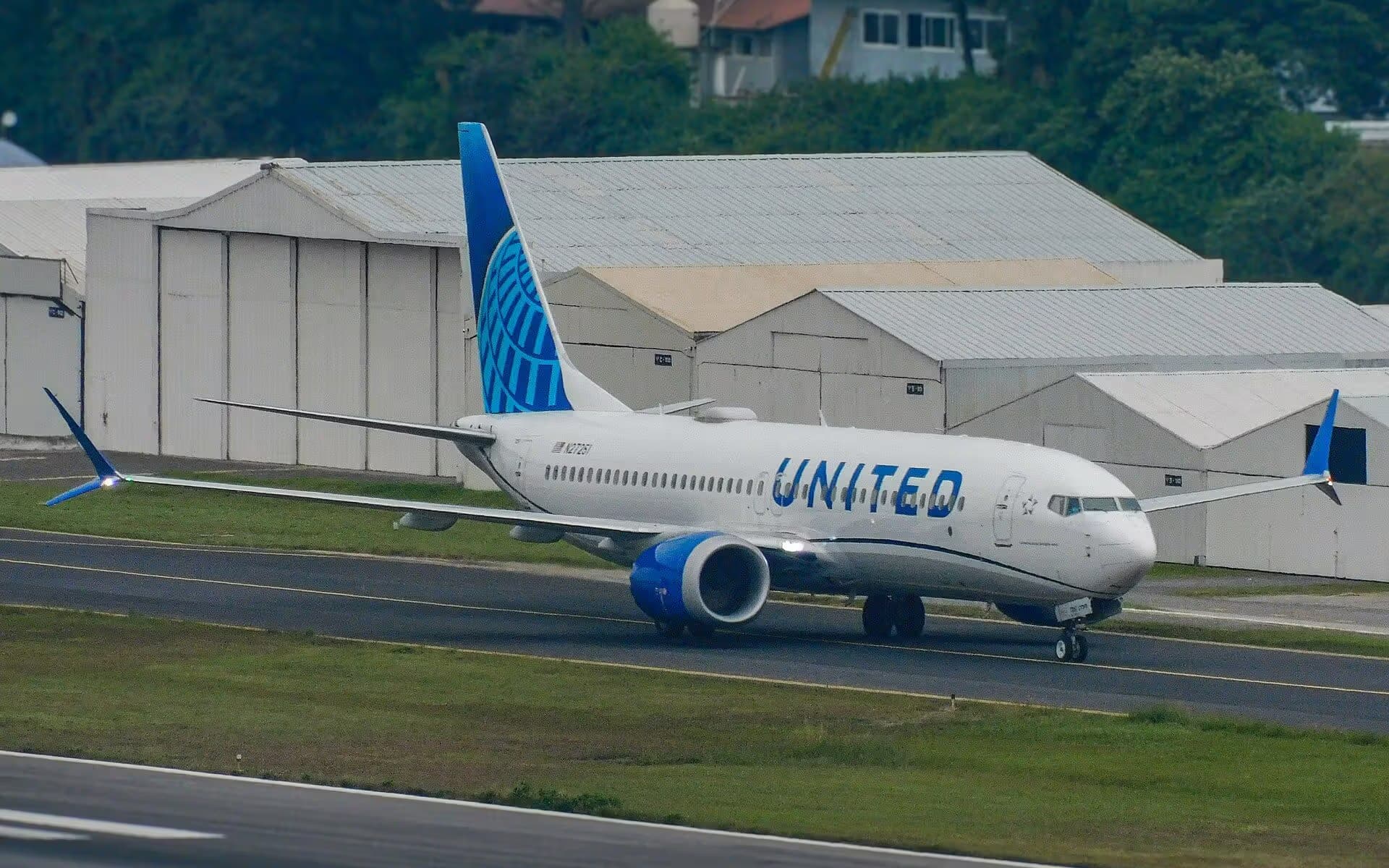 N27251 — Twin-engine aircraft