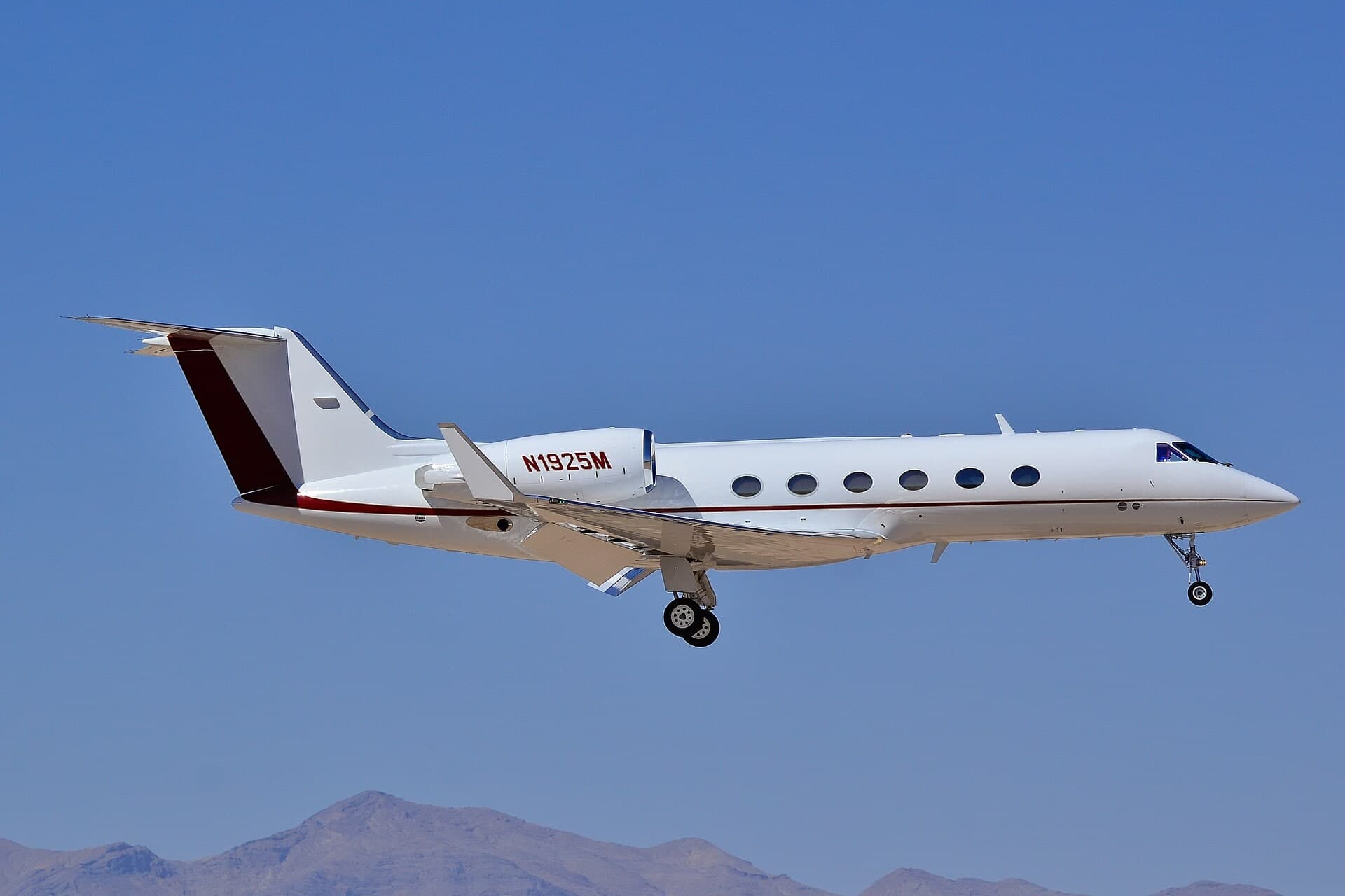 N1925M — Business jet