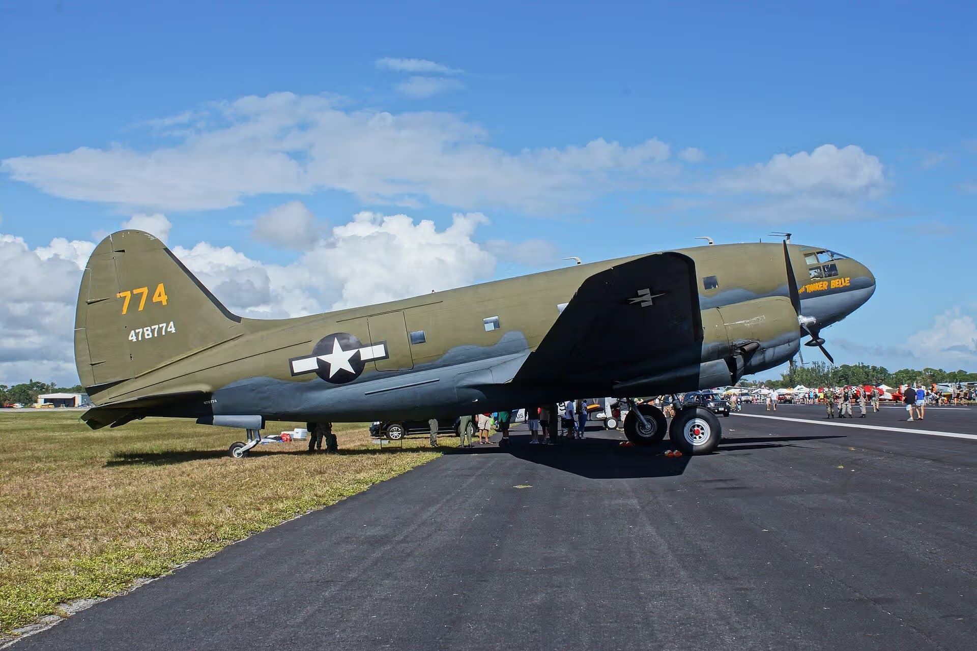 Unidentified — Twin-engine aircraft