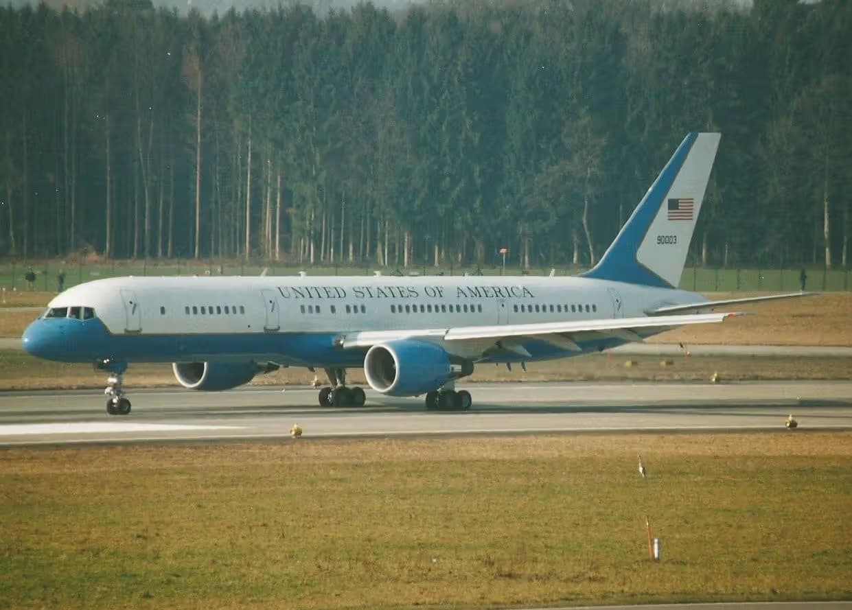 Unidentified — Twin-engine aircraft