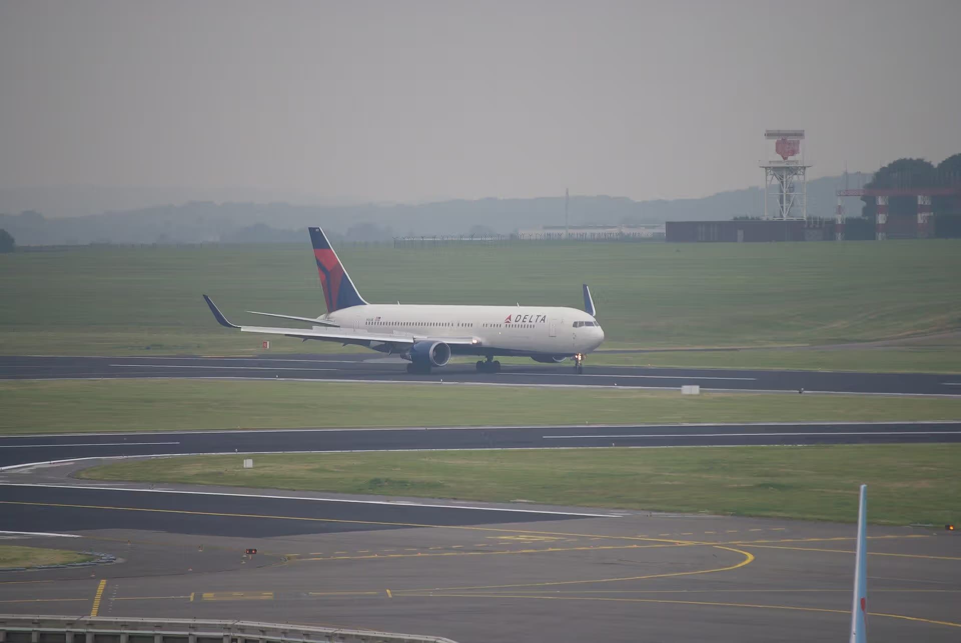 N1611B — Twin-engine aircraft
