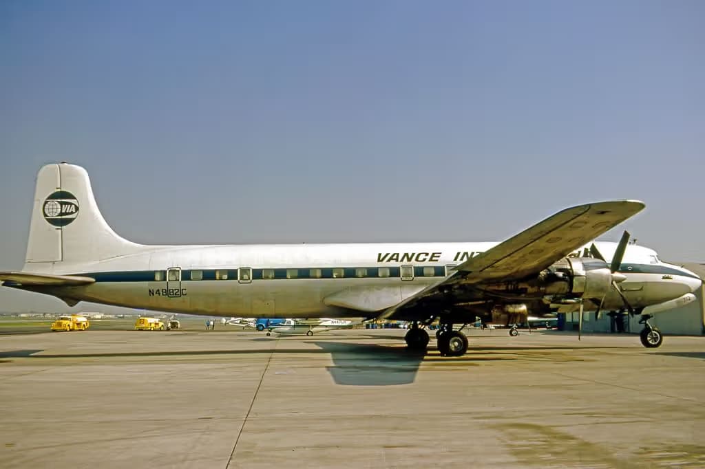 N4882C — Twin-engine aircraft