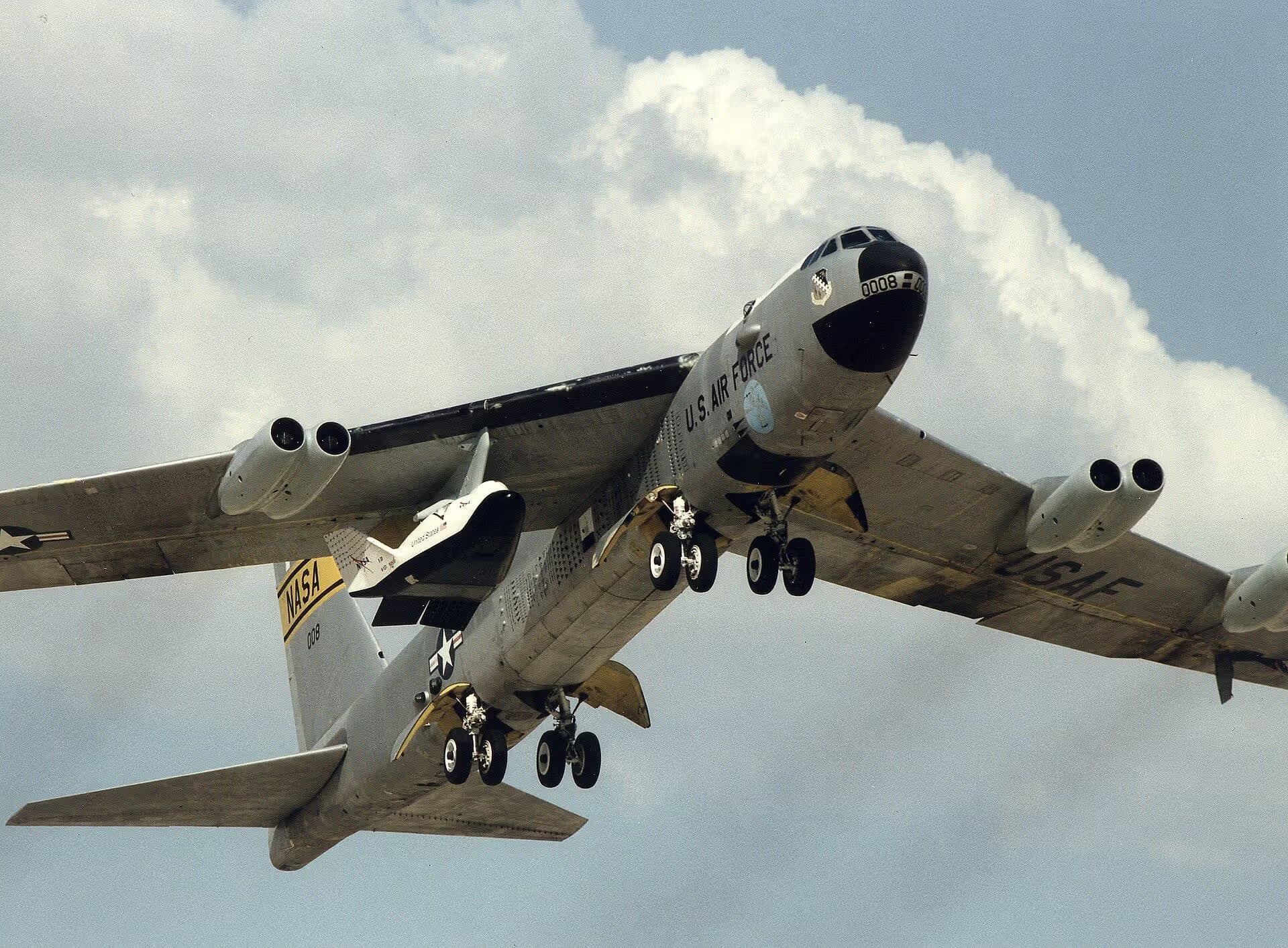 Unidentified — Twin-engine aircraft
