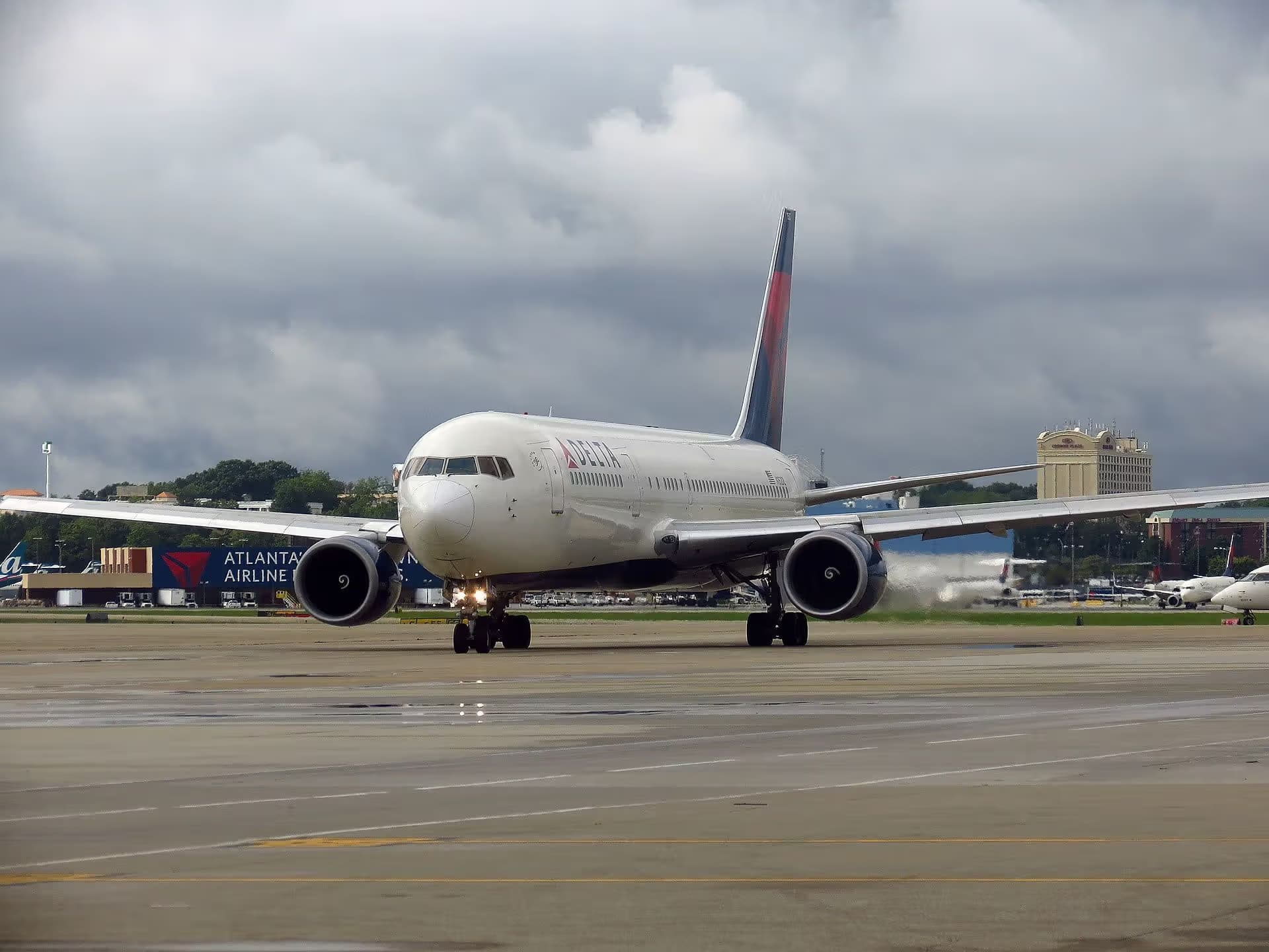 N152DL — Twin-engine aircraft