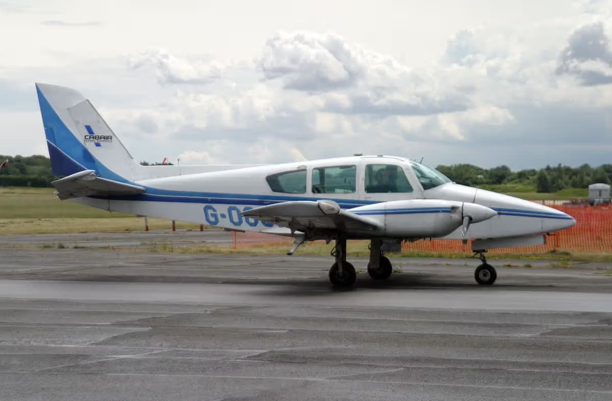 G-OOGI — Twin-engine aircraft