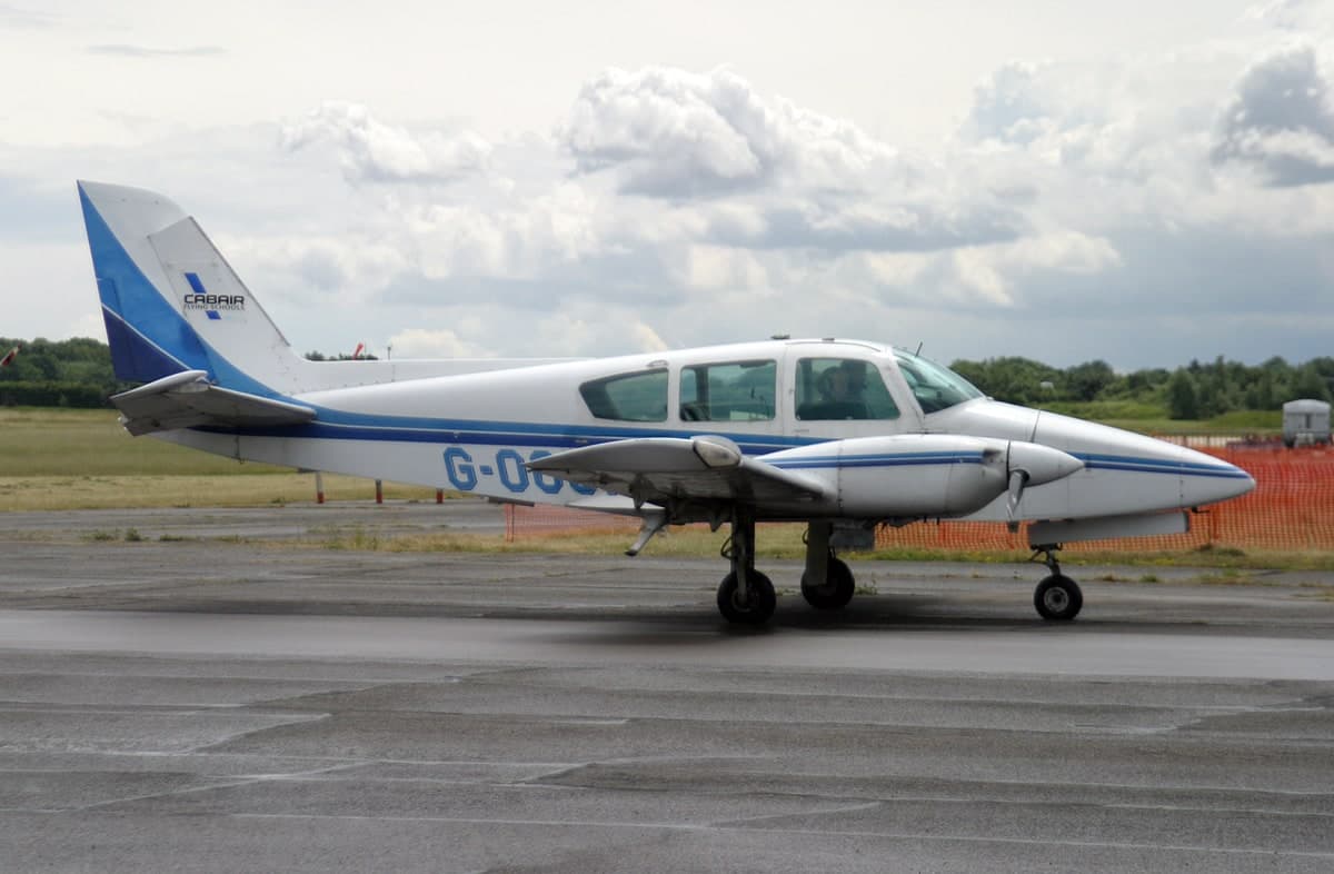 G-OOGI — Twin-engine aircraft