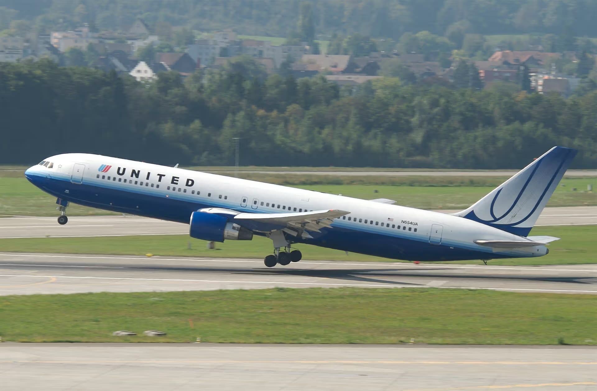 N654UA — Twin-engine aircraft