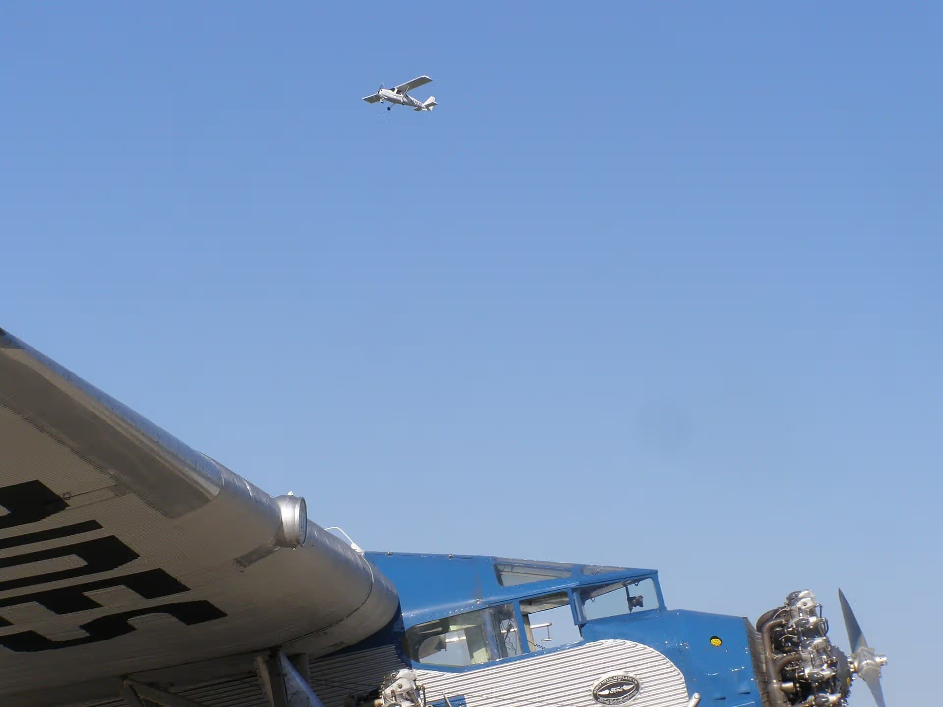 Unidentified — Single-engine aircraft