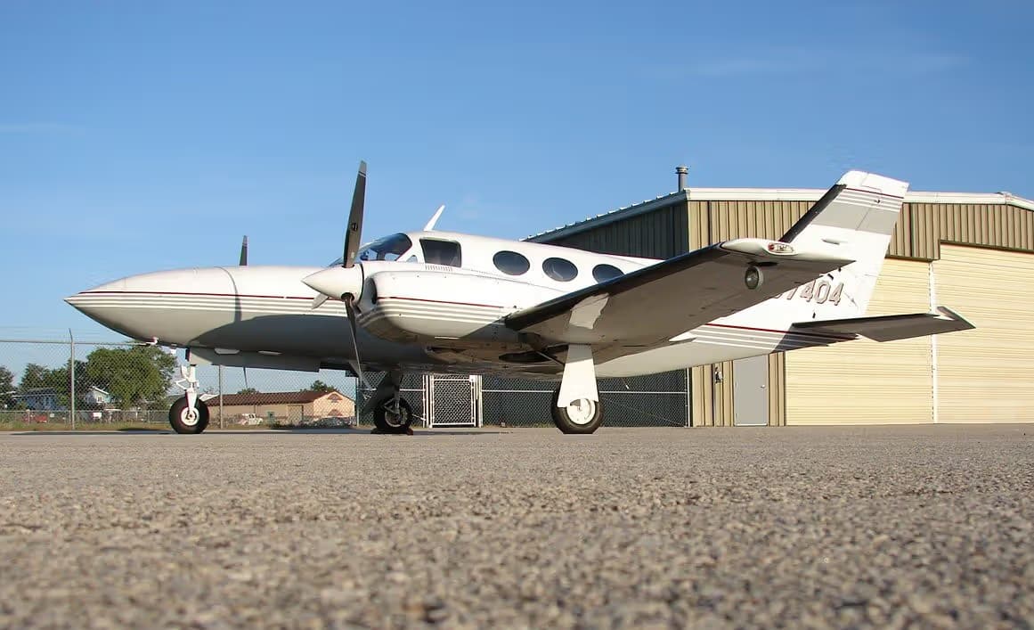 N37404 — Twin-engine aircraft