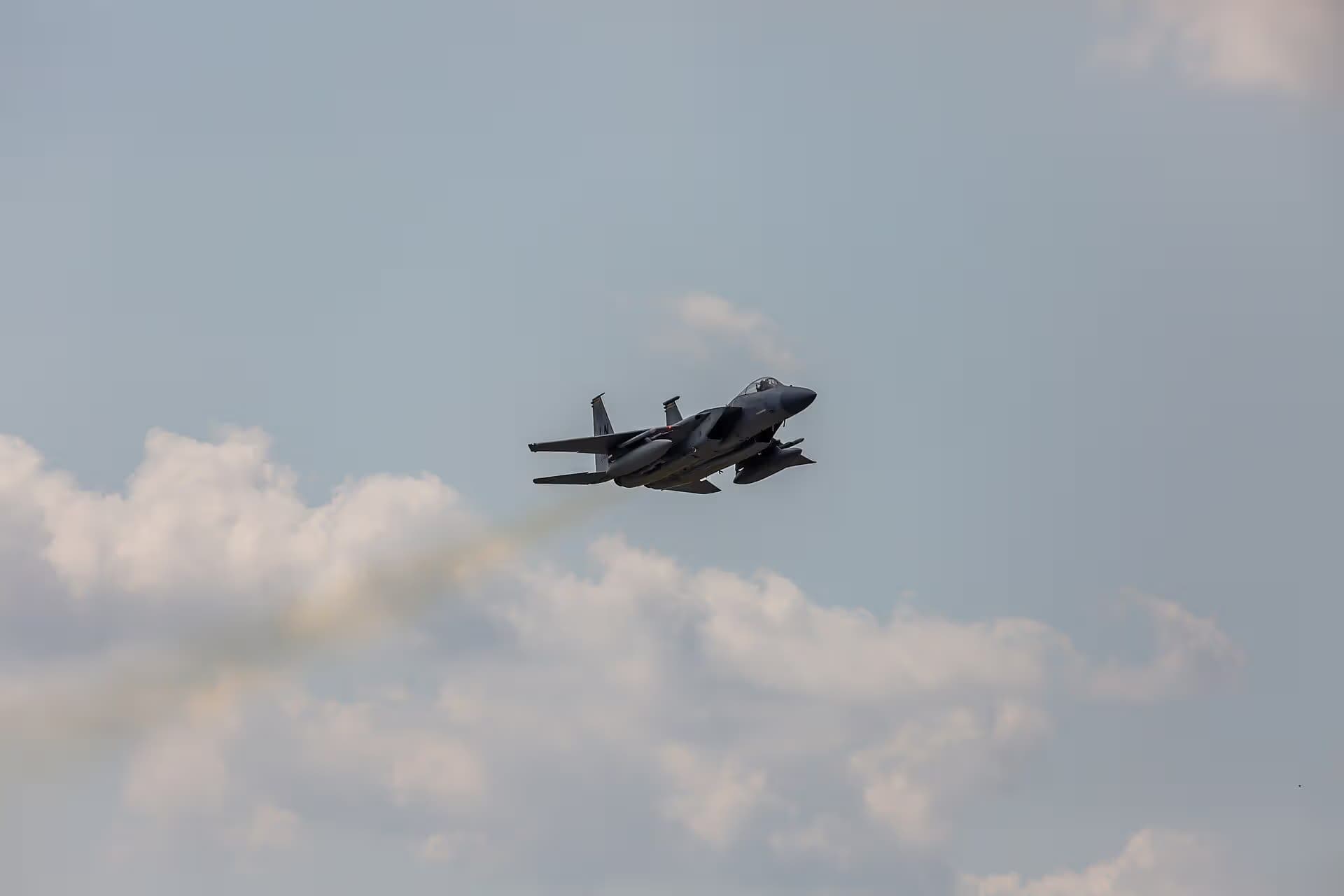 Unidentified — Twin-engine aircraft