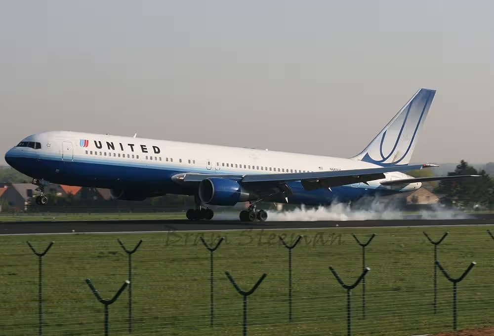 N661UA — Twin-engine aircraft