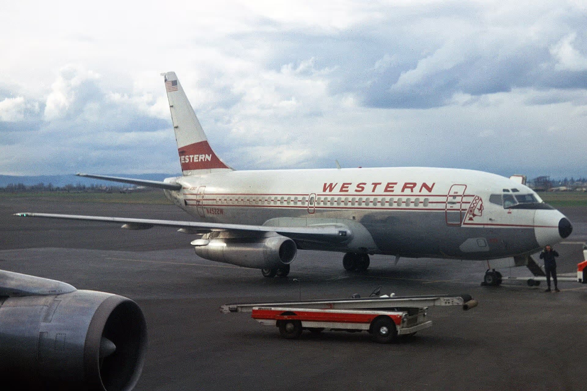 N4522W — Twin-engine aircraft