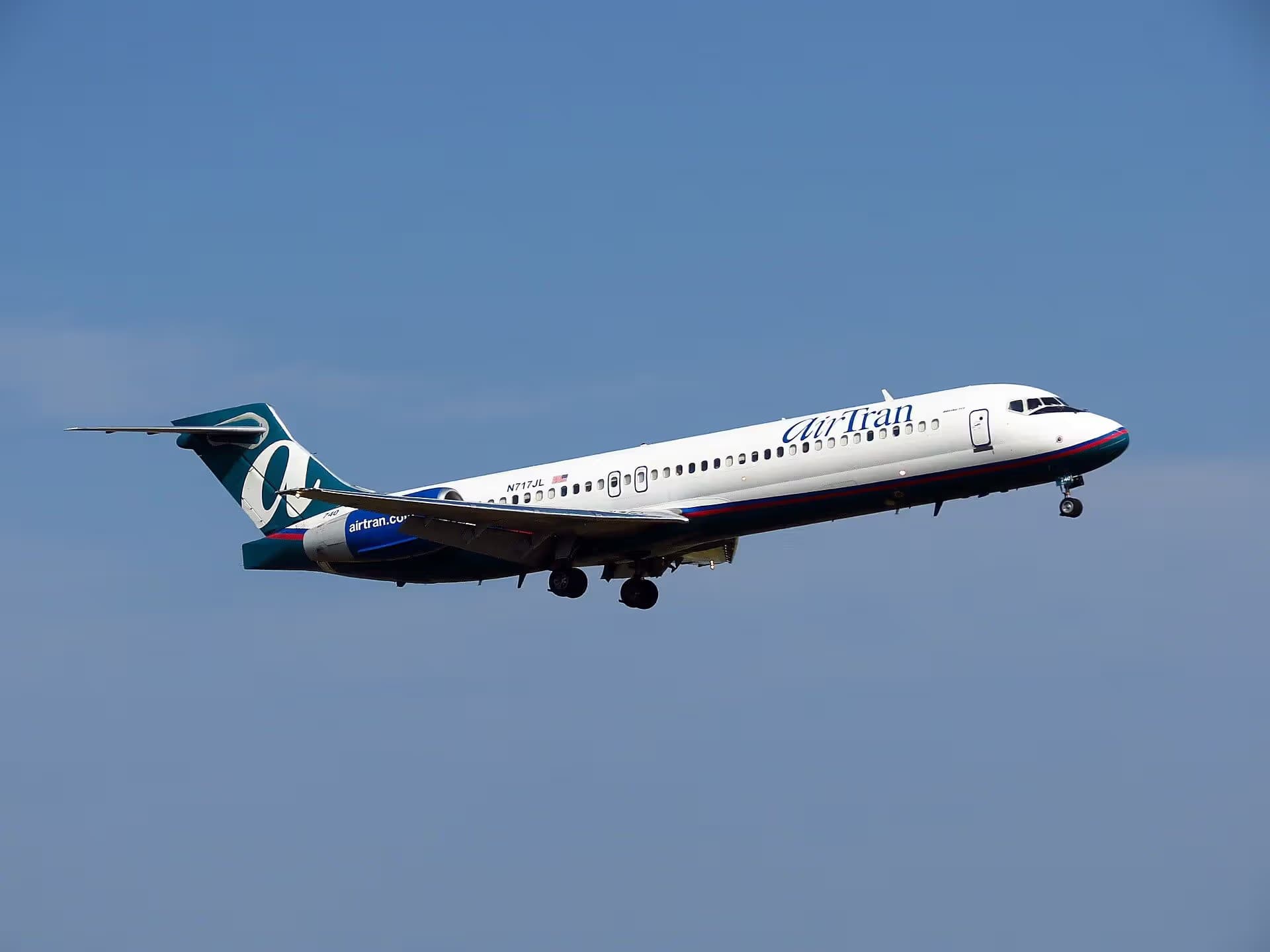 N717JL — Twin-engine aircraft