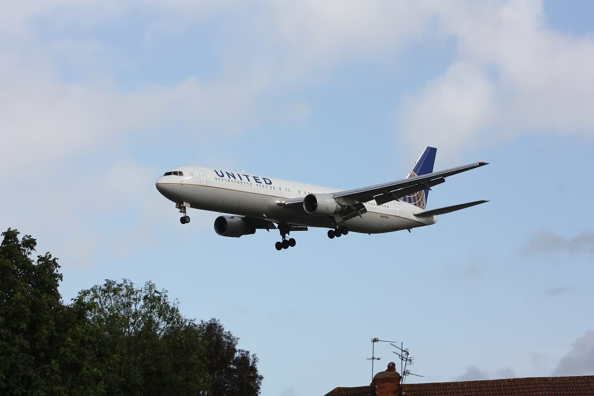 N659UA — Twin-engine aircraft