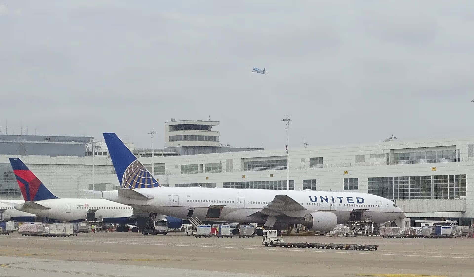N796UA — Twin-engine aircraft