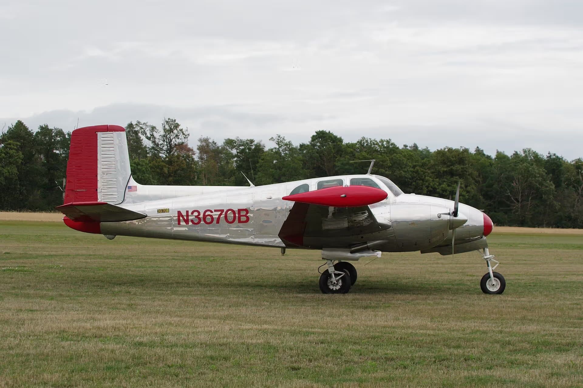 N3670B — Twin-engine aircraft