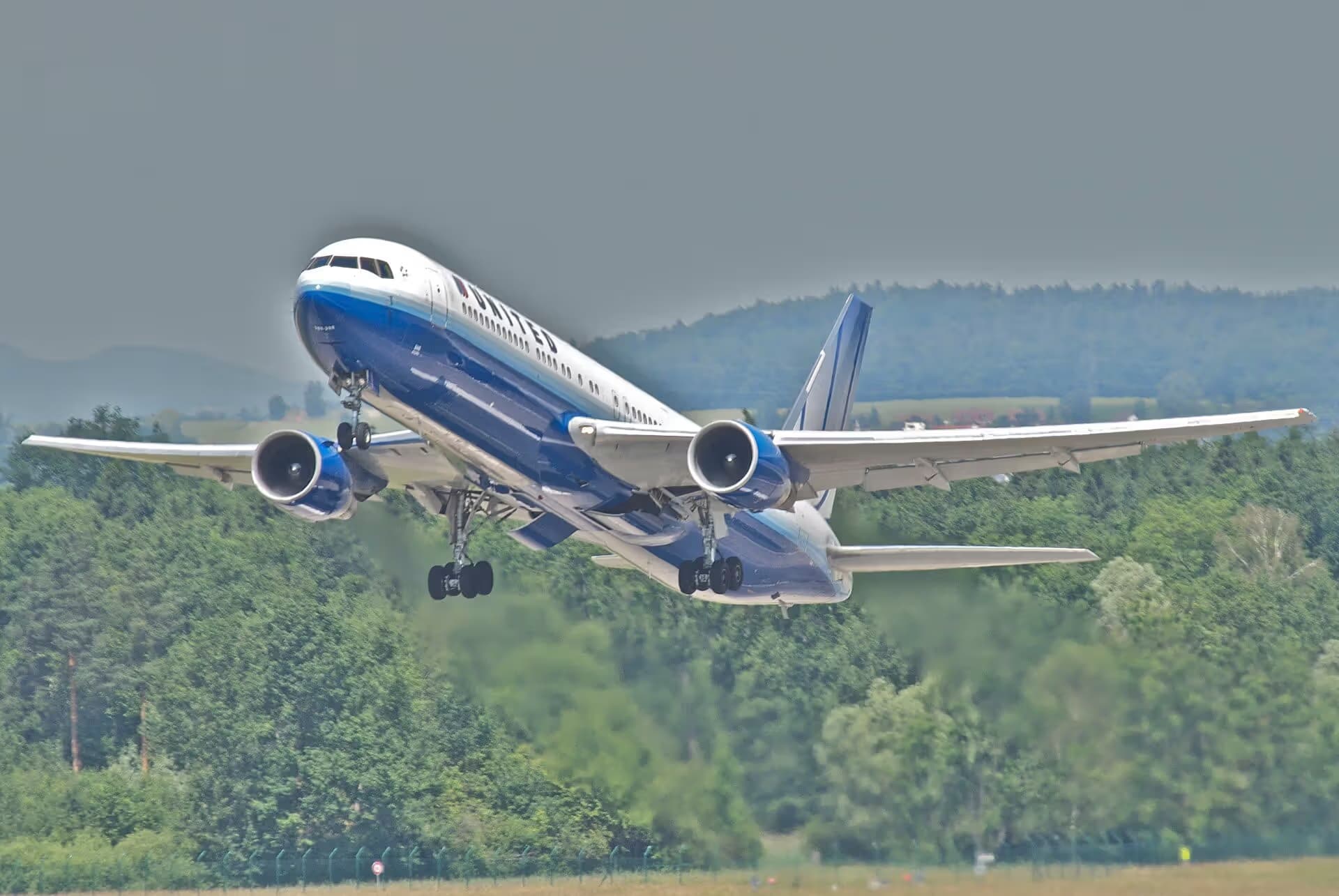 N649UA — Twin-engine aircraft