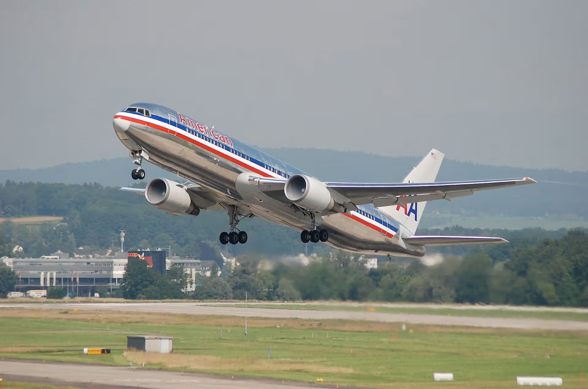 N352AA — Twin-engine aircraft