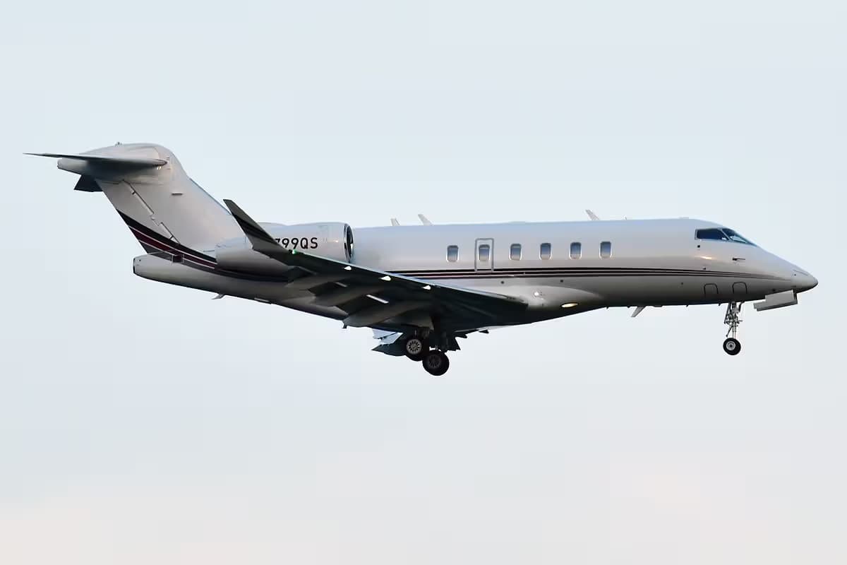 N799QS — Bombardier