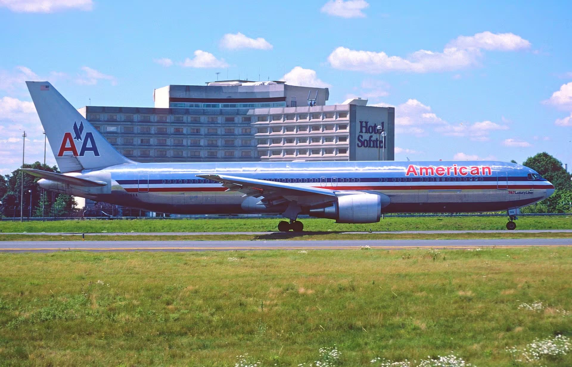 N389AA — Boeing