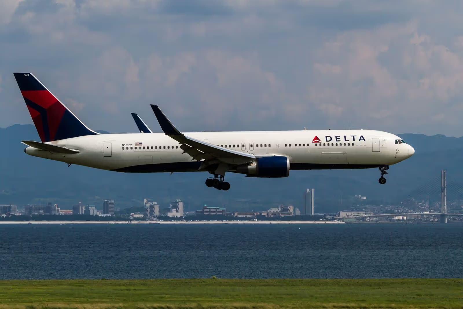 N1613B — Boeing