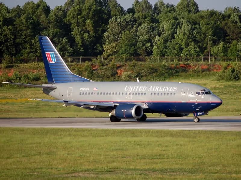 N902UA — Twin-engine aircraft