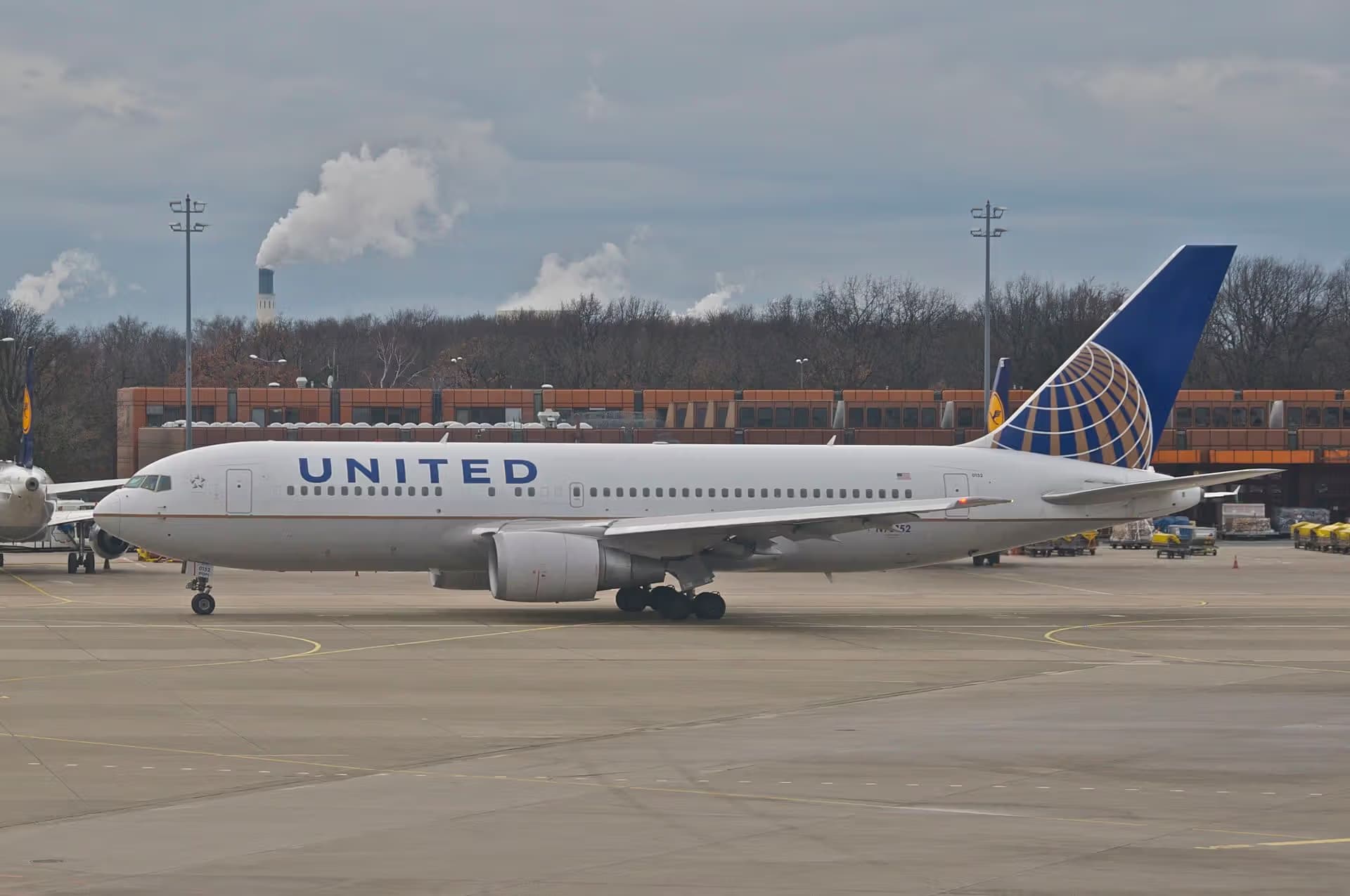 N73152 — Twin-engine aircraft