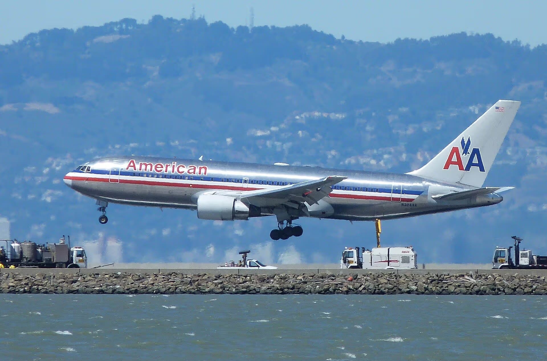 N324AA — Twin-engine aircraft
