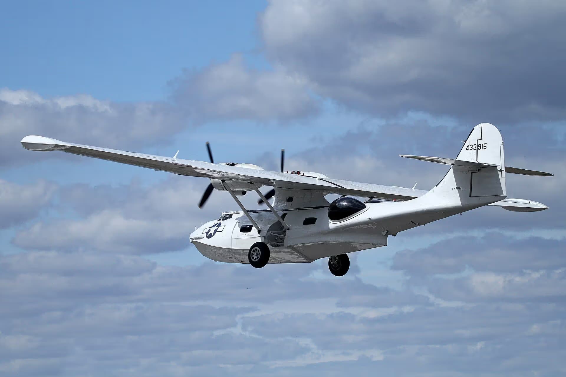 Unidentified — Twin-engine aircraft