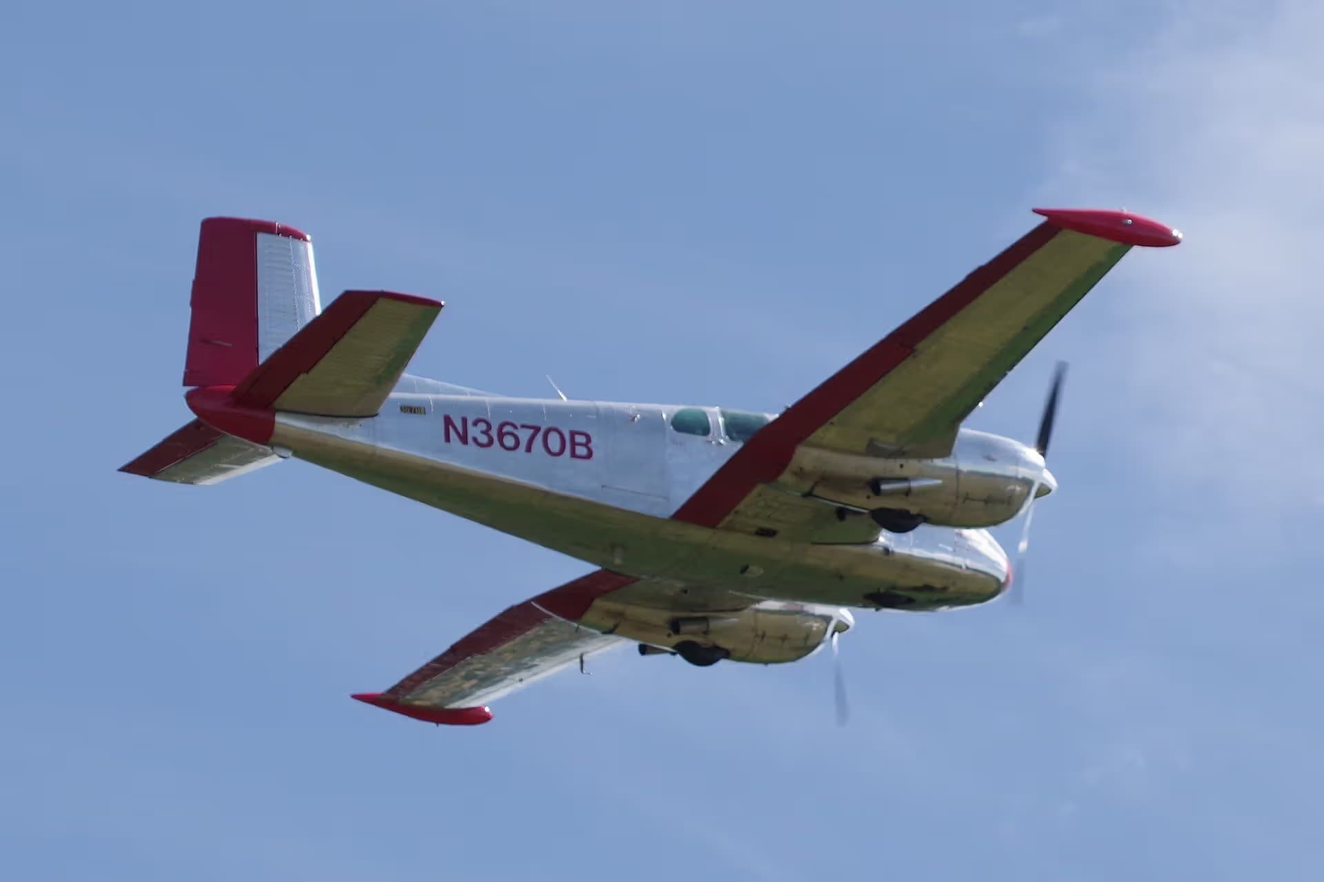 N3670B — Twin-engine aircraft