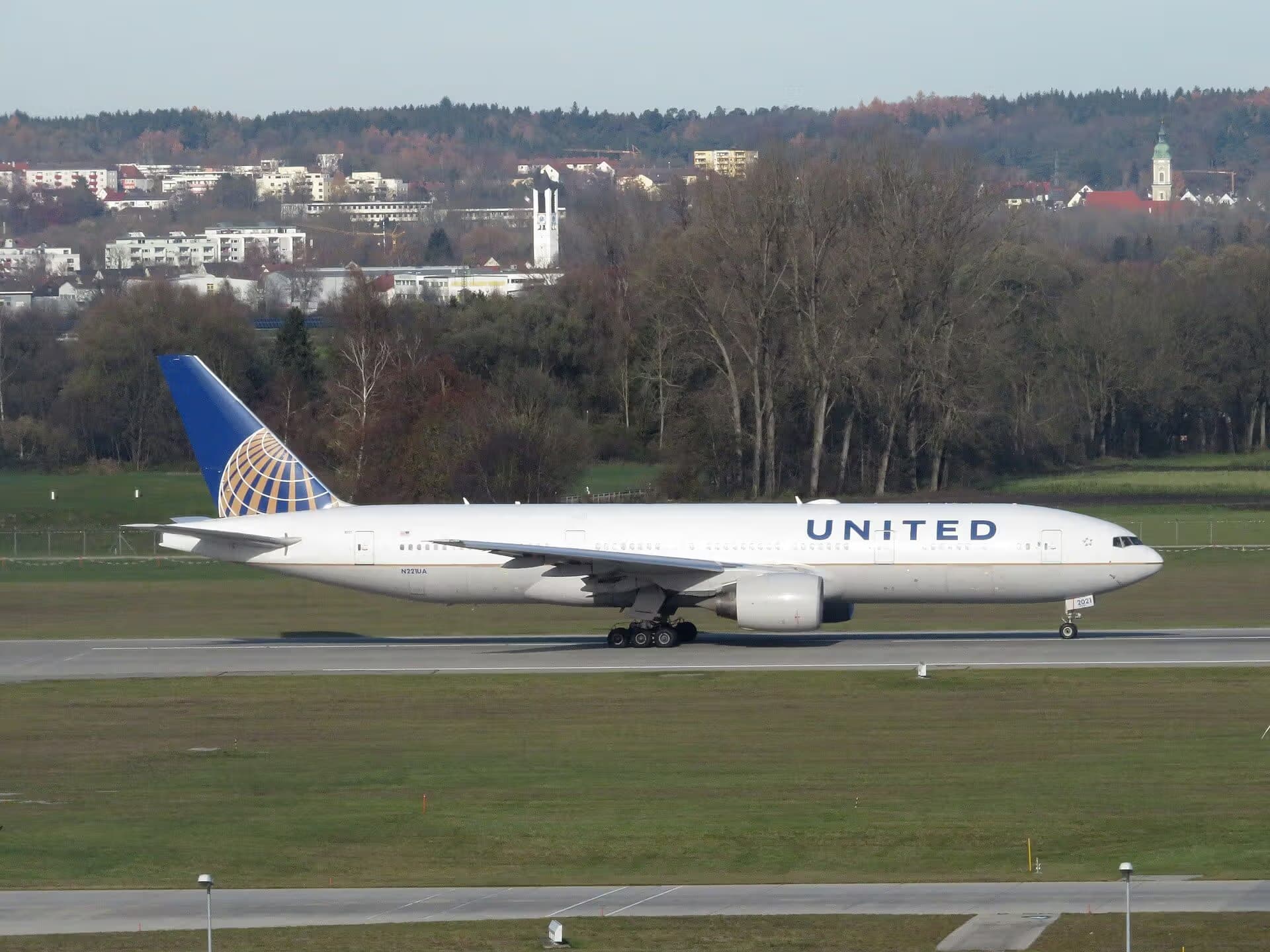 N221UA — Twin-engine aircraft at Munich Airport
