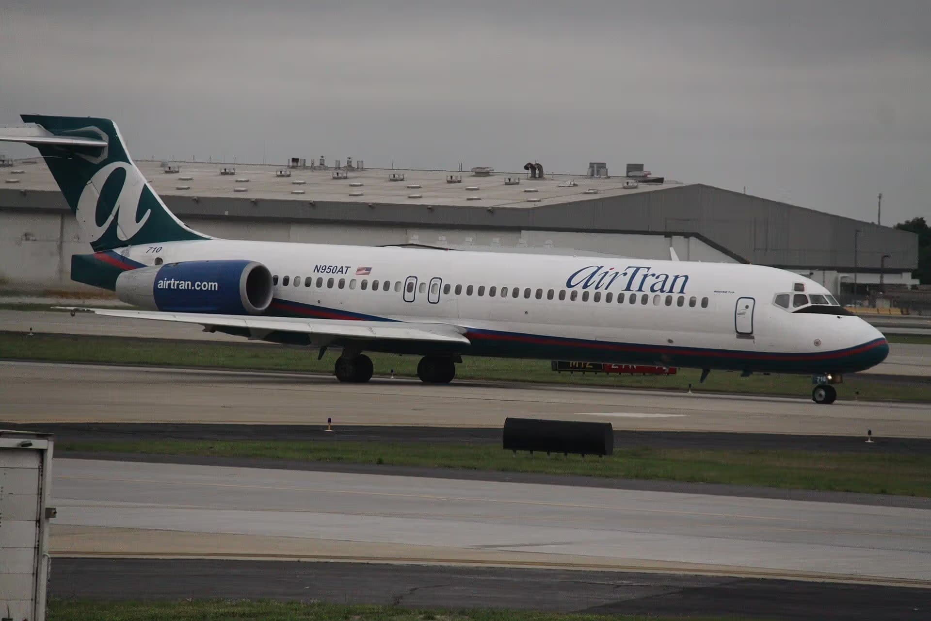 N950AT — Twin-engine aircraft