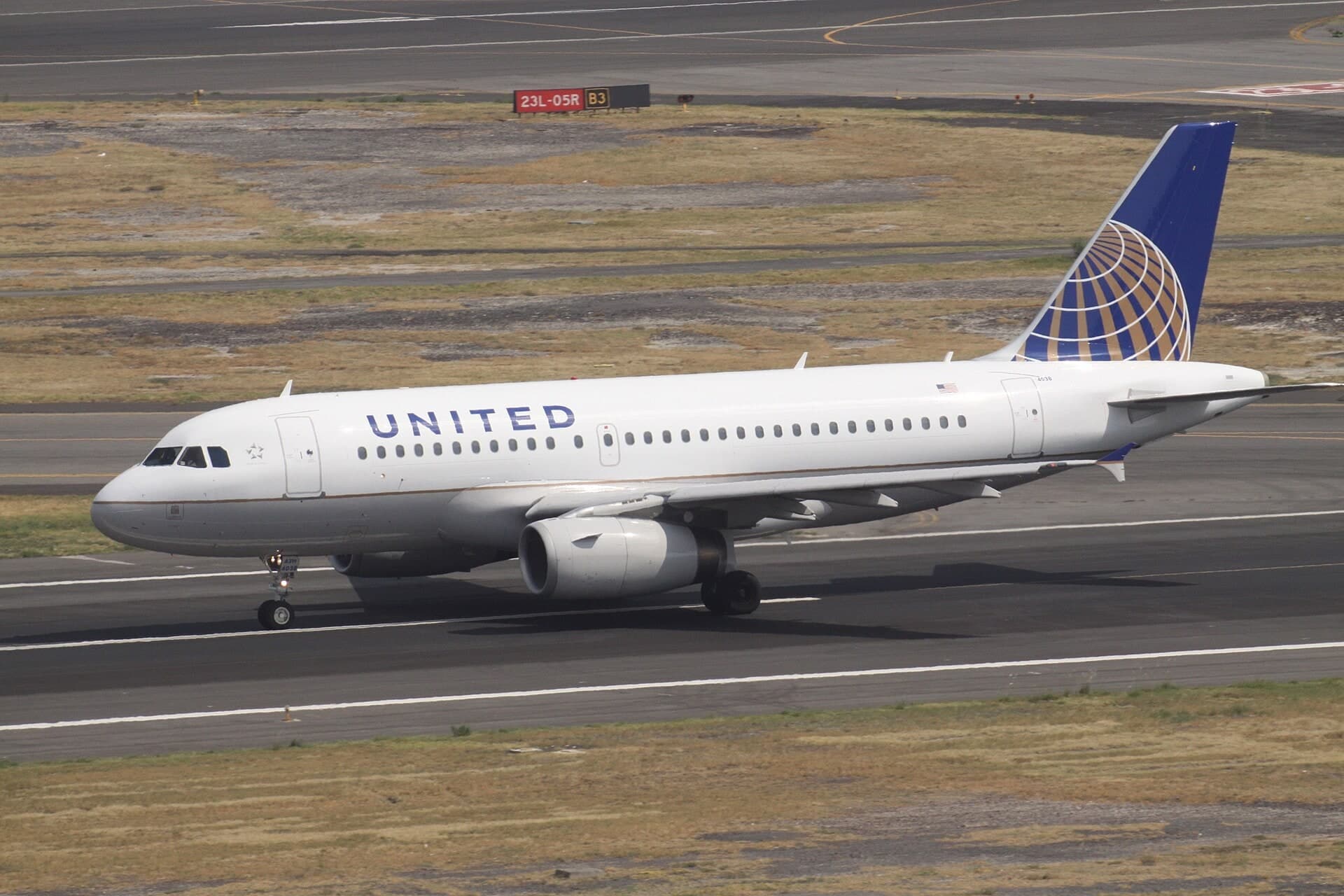 N838UA — Airbus