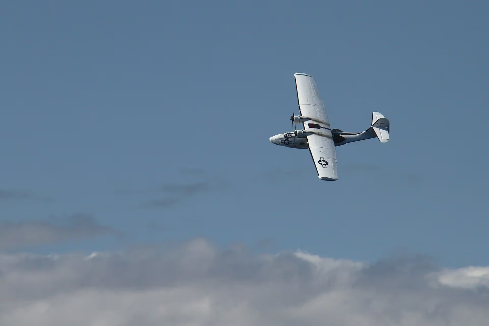 Unidentified — Twin-engine aircraft