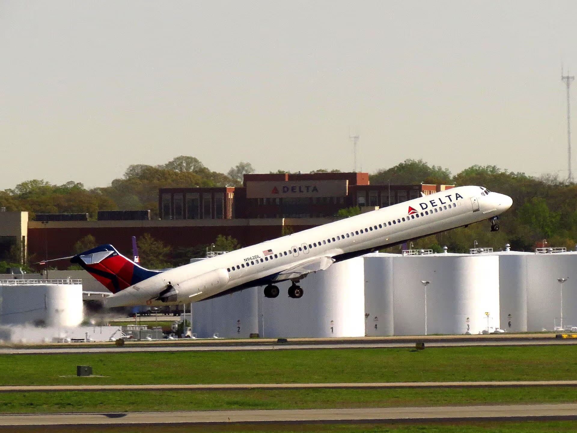 N962DL — Twin-engine aircraft