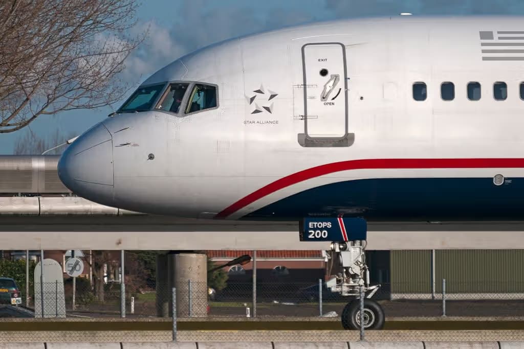 N200UU — Twin-engine aircraft