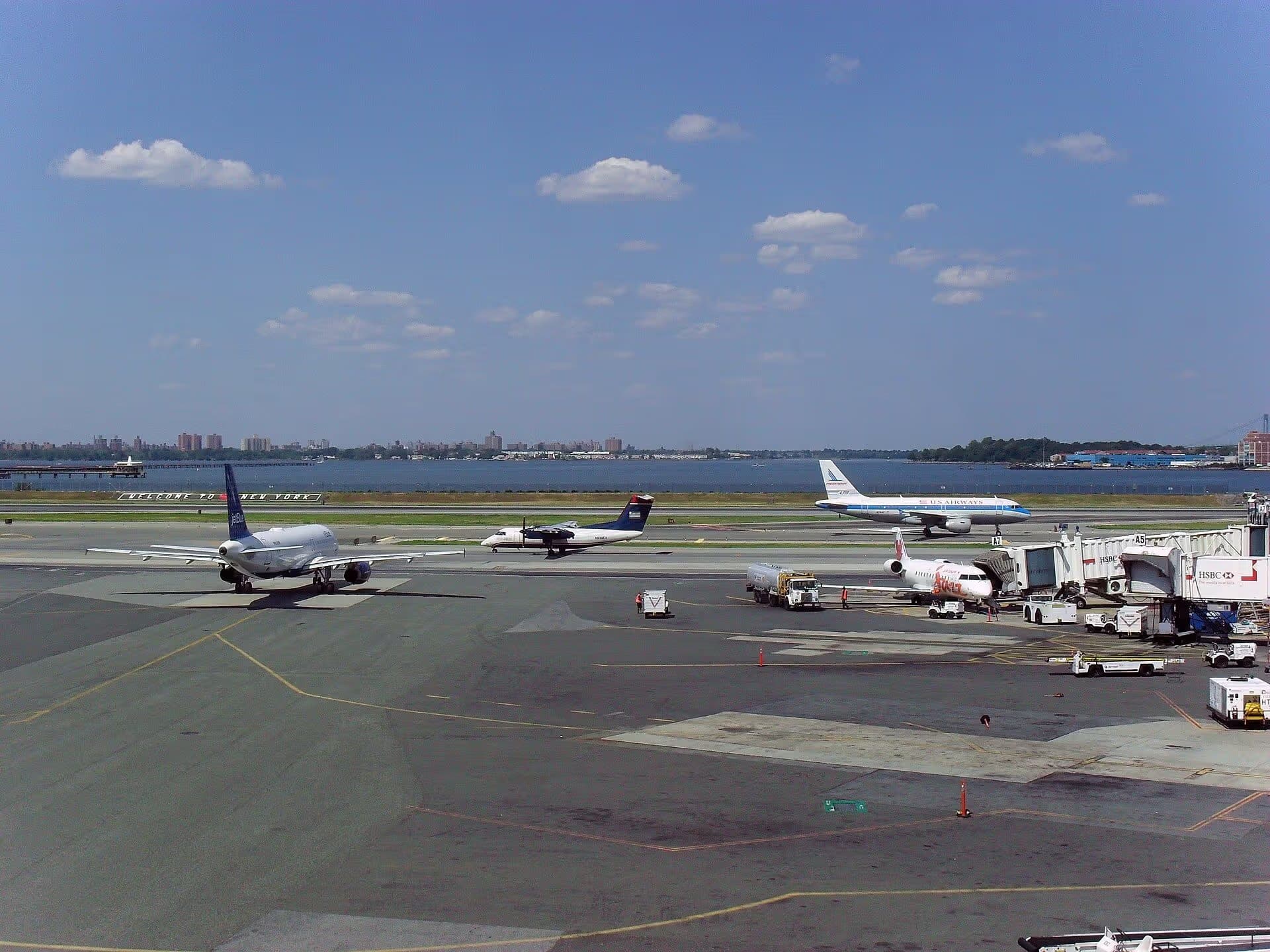 N744P — Aircraft at LaGuardia Airport